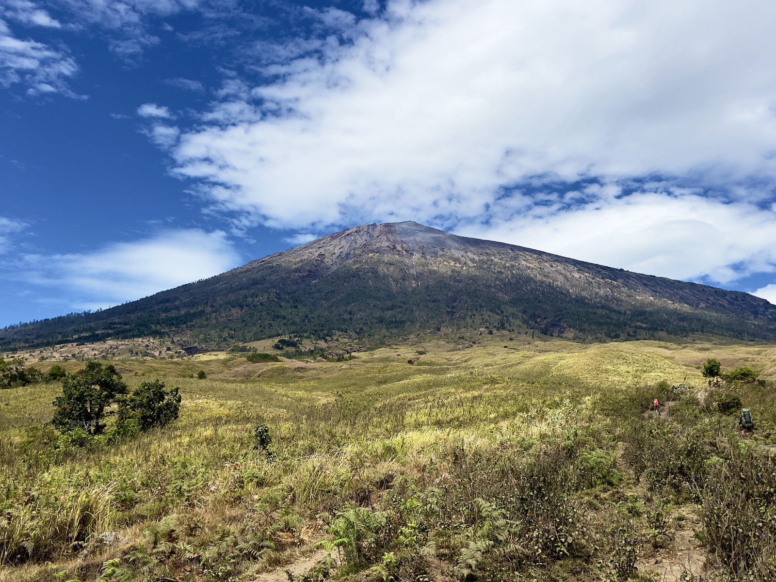 Rinjani view at the beginning of the trekking