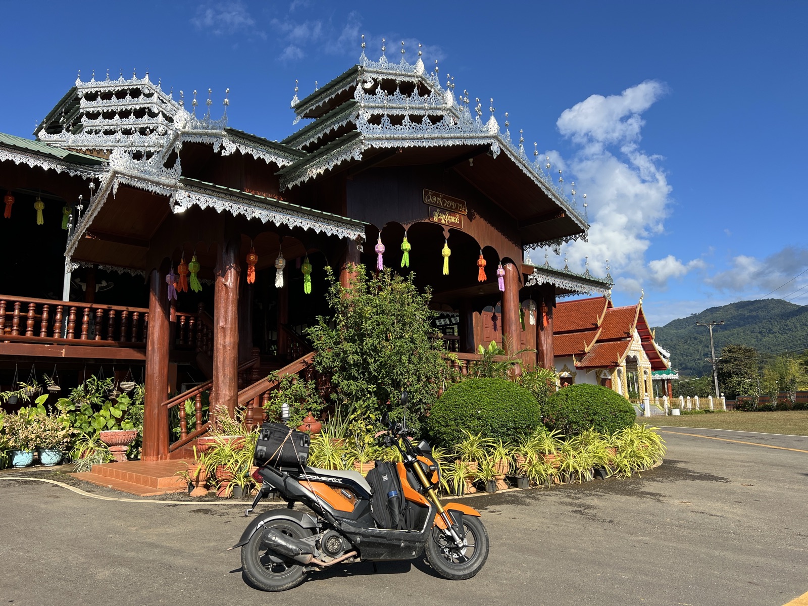 Lanna-style temple on the way to Ban Rak Thai